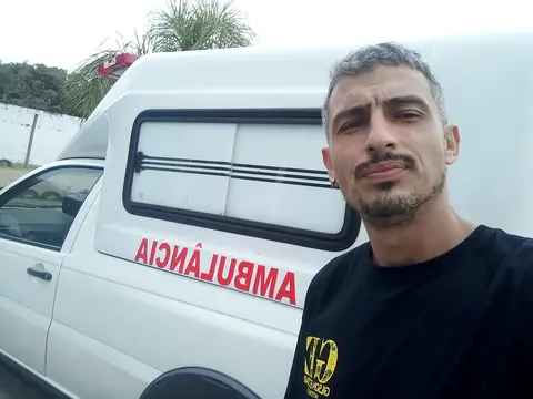 Gilson Escobar ao lado da ambulância de remoção