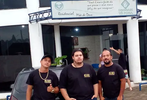 Três homens da equipe com a camiseta da GE Internações