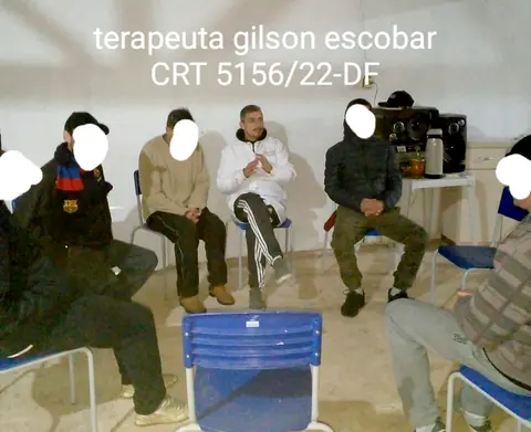 Grupo reunido em roda de conversa à noite